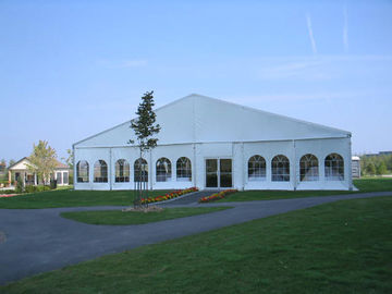 Le tende di alluminio della chiesa della struttura rimuovono la copertura trasparente bianca del grande spazio della portata